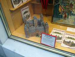 Das Schloss Johannisburg im Schaufenster der Buchhandlung Diekmann